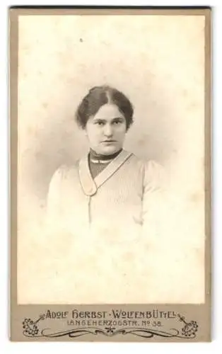 Fotografie Adolf Herbst, Wolfenbüttel, Lange Herzogstrasse 38, Porträt einer jungen Frau