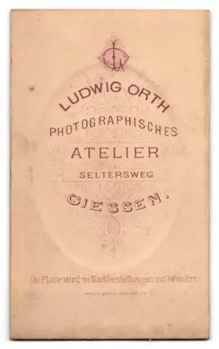 Fotografie Ludwig Orth, Giessen, Seltersweg, Porträt eines jungen Mannes in Anzug mit Fliege