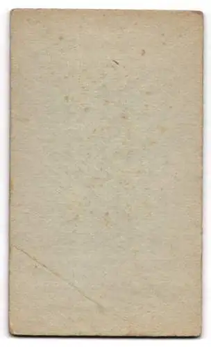 Fotografie L. Philippou, Paris, Rue de Chabrol 22, Junge mit Buch