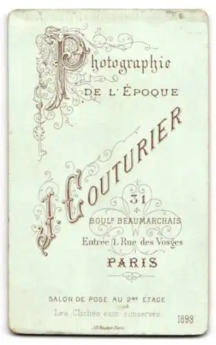 Fotografie J. Couturier, Paris, Boulevard Beaumarchais 31, Porträt einer Frau in eleganter Kleidung