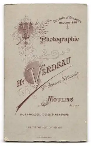 Fotografie H. Verdeau, Moulins, Avenue Nationale 5bis, Portrait eines Mannes mit markantem Schnurrbart