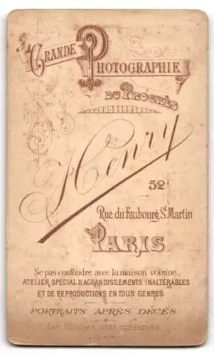 Fotografie Henry Phot., Paris, Rue du Faubourg St. Martin 52, Kleinkind auf Fell