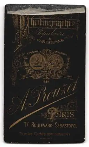 Fotografie A. Prouzet, Paris, Boulevard Sebastopol 17, Porträt eines Kleinkinds auf einem Hocker
