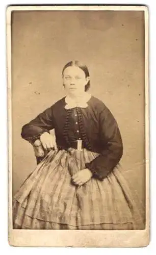 Fotografie P. Hansellis, Upsala, Sitzende Frau mit kariertem Rock