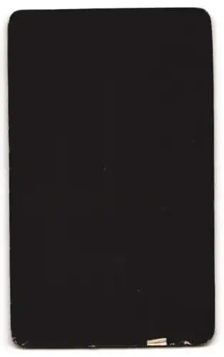 Fotografie J. Richter, Berlin, Oranienburger Str. 89, Zwei Schwestern an einem Sessel