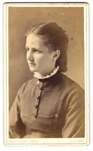 Fotografie C. Pfann, Stuttgart, Königstrasse 27, Portrait einer jungen Frau im Profil