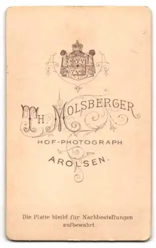 Fotografie Th. Molsberger, Arolsen, Junge Frau in tailliertem Kleid