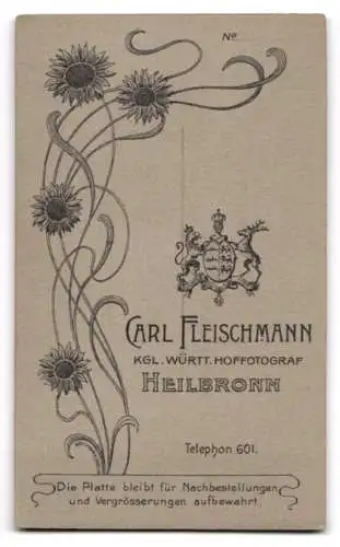 Fotografie Carl Fleischmann, Heilbronn, Elegante Dame mit Buch