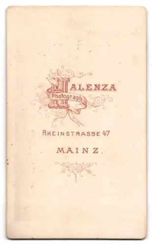 Fotografie Karl Halenza, Mainz, Rheinstrasse 47, Porträt eines Kleinkinds im Sessel