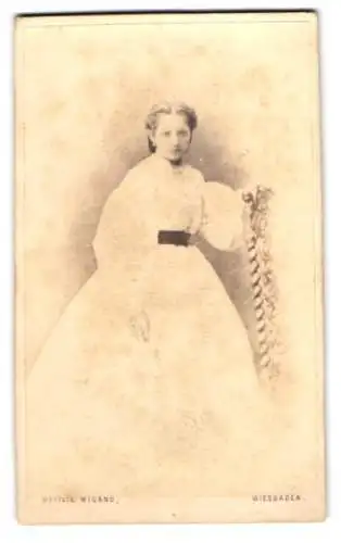 Fotografie Ottilie Wigand, Wiesbaden, Taunus-Str. 23, Frau in elegantem Kleid