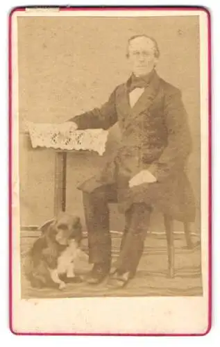 Fotografie National, Berlin, Brunnenstr. 184, Herr mit Hund