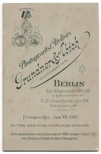 Fotografie Grundner & Abich, Berlin, Köpnicker Str. 62, Porträt zweier Kinder mit Spielzeuggewehr