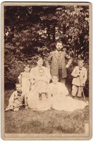 Fotografie R. Schmidt, Colberg, Promenade 4, Familienporträt im Garten