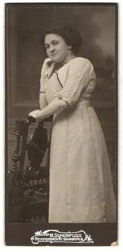 Fotografie Max Scheinfuss, Reichenbach i.V., Bahnhofstr. 16, Frau in elegantem Kleid