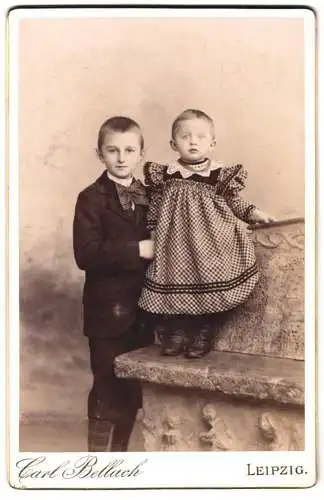 Fotografie Carl Bellach, Leipzig, Gellertstrasse 12, Zwei Kinder auf einer Steinbalustrade