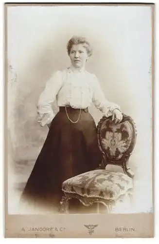 Fotografie A. Jandorf & Co, Berlin, C. Spittelmarkt 16 /17, Frau mit elegantem Stuhl