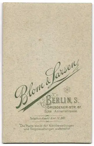 Fotografie Blom & Larsen, Berlin, Dresdenerstr. 67, Eleganter Herr mit Anzug