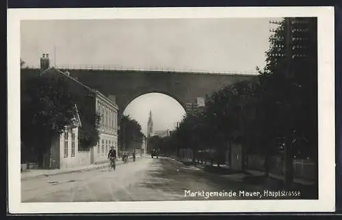 AK Mauer, Hauptstrasse mit Brücke und Radfahrern