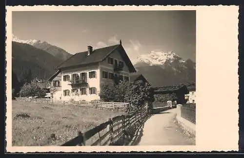 AK Mayrhofen i. Z., Villa Anna Kröll mit Strassenpartie