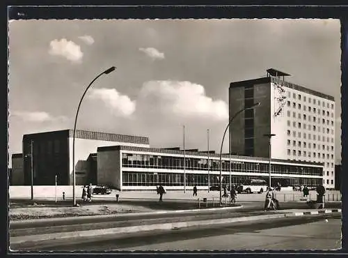 AK Wolfsburg / Fallersleben, Strassenleben am Rathaus