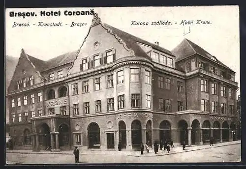 AK Kronstadt, Hotel Krone mit Passanten