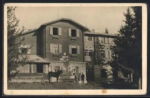 AK Hallerhaus, am Wechsel, zwei Männer stehen mit einem Esel vor dem Haus