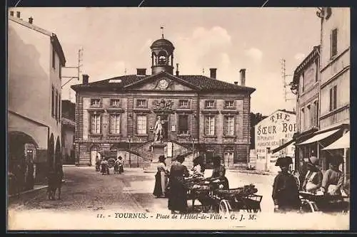 AK Tournus, Place de l`Hotel-de-Ville, Passanten vor dem Rathaus