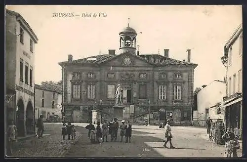 AK Tournus, Hotel de Ville, Menschen vor dem Denkmal