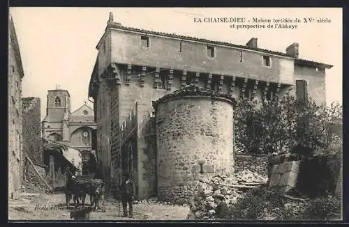 AK La Chaise-Dieu, Maison fortifiée du XVe. siècle et perspective de l`Abbaye