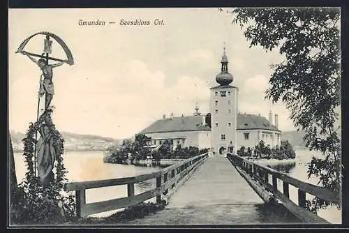 AK Gmunden, Seeschloss Ort und Brücke mit Flurkreuz