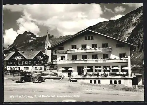 AK Warth a. Arlberg, Hotel Tirolerhof mit den Bergen