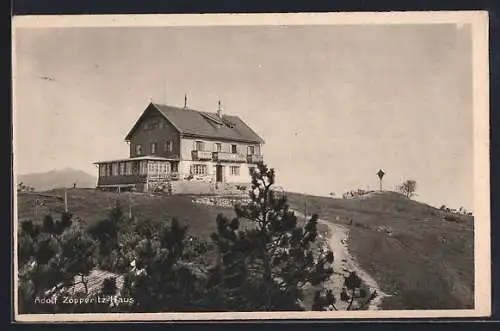 AK Adolf Zöpperitz-Haus am Kreuzeck, Berghütte mit Kramer im Hintergrund