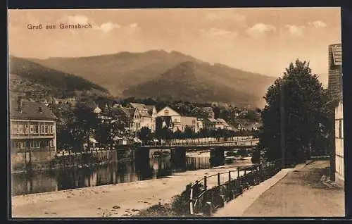 AK Gernsbach, Flusspartie mit Brücke und Uferstrasse