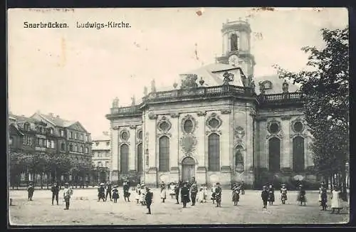 AK Saarbrücken, Passanten an der Ludwigskirche