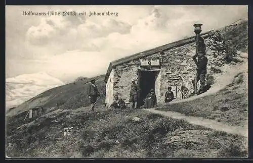 AK Hoffmanns-Hütte, Ansicht mit Johannisberg, Leute bei der Berghütte