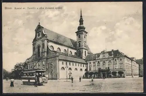 AK Brno, Kostel sv. Tomáse a dum Zemské správy, Strassenbahn vor Kirche