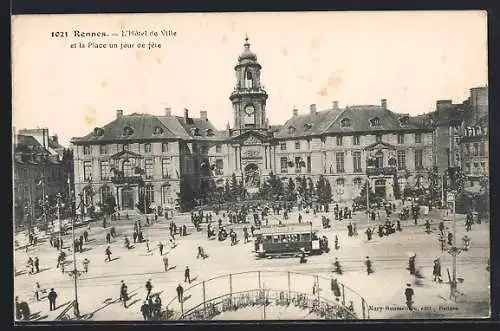 AK Rennes, l'hôtel de Ville et la place un jour de fête, Strassenbahn