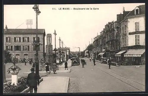 AK Le Mans, Boulevard de la Gare avec passants et voitures