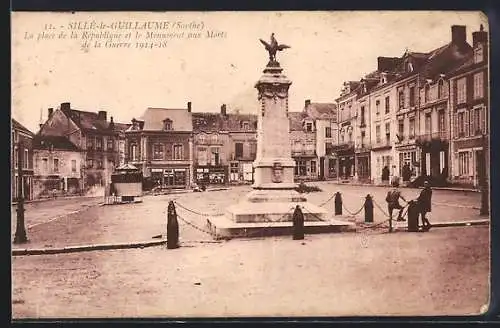 AK Sillé-le-Guillaume, La place de la République et le Monument aux Morts de la Guerre 1914-18