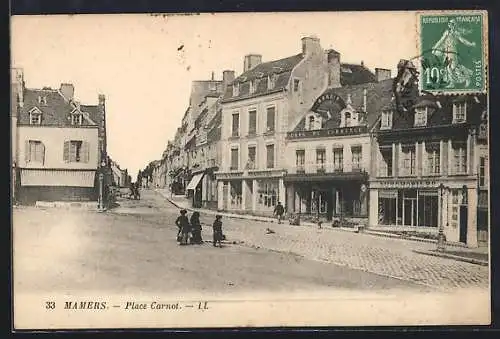 AK Mamers, Place Carnot avec bâtiments et passants