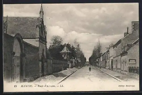 AK Mamers, Route d`Alencon avec bâtiments historiques et avenue bordée d`arbres