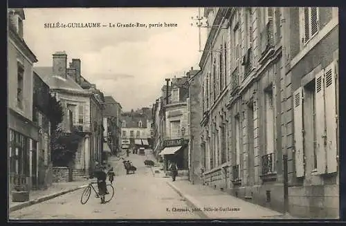 AK Sillé-le-Guillaume, La Grande-Rue, partie haute avec cycliste