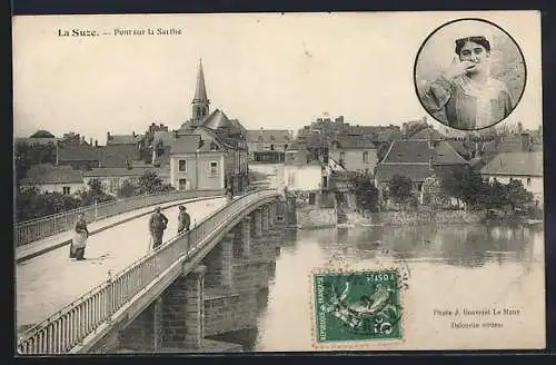 AK La Suze, Pont sur la Sarthe avec vue sur le village et portrait inséré