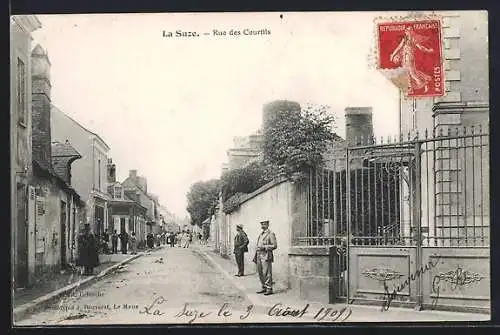 AK La Suze, Rue des Courtils animée avec passants et soldats