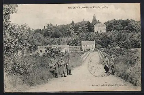 AK Solesmes, Entrée du Pont avec soldats en uniforme