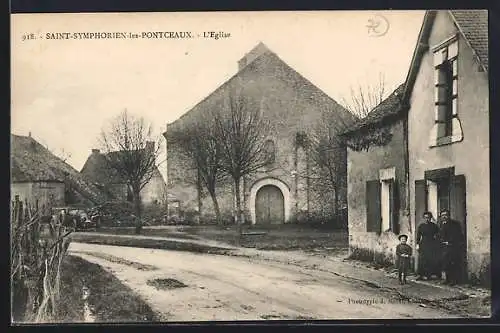 AK Saint-Symphorien-les-Ponceaux, L`Église et la rue avec des habitants