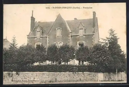 AK Saint-Denis-d`Orques, Presbytère entouré d`arbres et mur en pierre