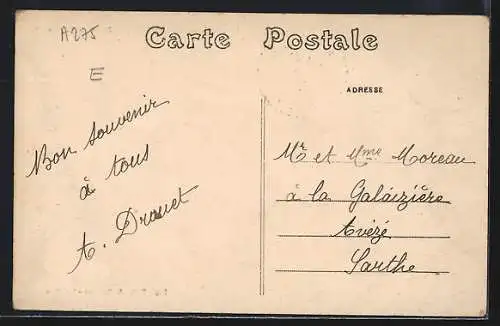 AK St-Jean-d`Assé, Place de l`Église avec vue sur l`église et bâtiments environnants