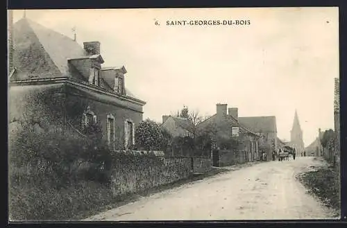 AK Saint-Georges-du-Bois, Vue de la rue principale avec maisons et clocher au loin