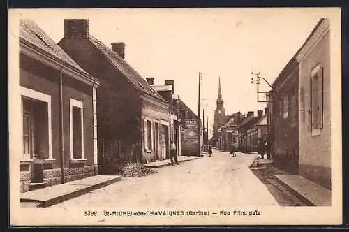 AK St-Michel-des-Chavaignes, Vue de la rue principale avec clocher en arrière-plan